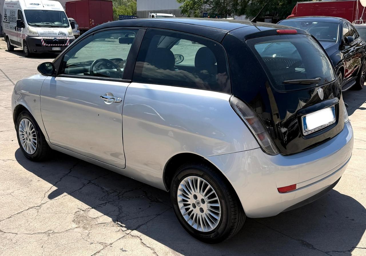 Lancia Ypsilon 1.3 MJT 75 CV BiColor Platino