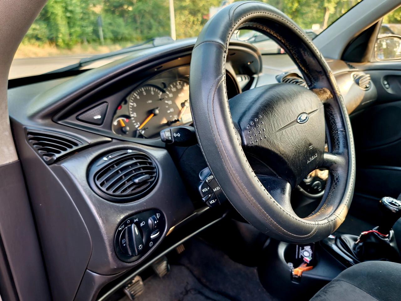 Ford Focus 1.6i 16V cat 5p. Ghia 2001 E3 Manuale