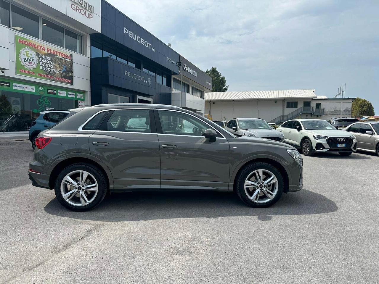 Audi Q3 45 TFSI e S tronic Identity Black
