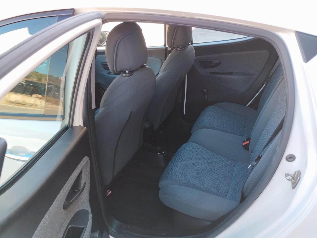 Lancia Ypsilon 1.0 FireFly 5 porte S&S Hybrid Ecochic Silver