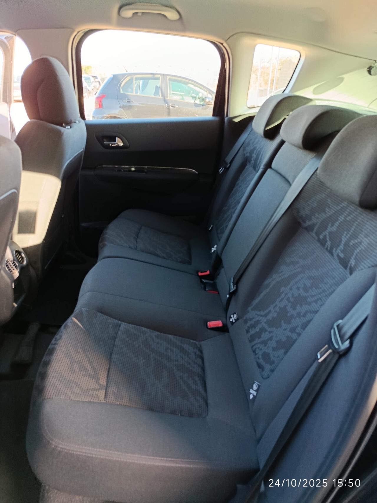 Peugeot 3008 1.6 e-HDi 115CV cambio robotizzato S.&S. Business 5700 senza garanzia 6600 con garanzia