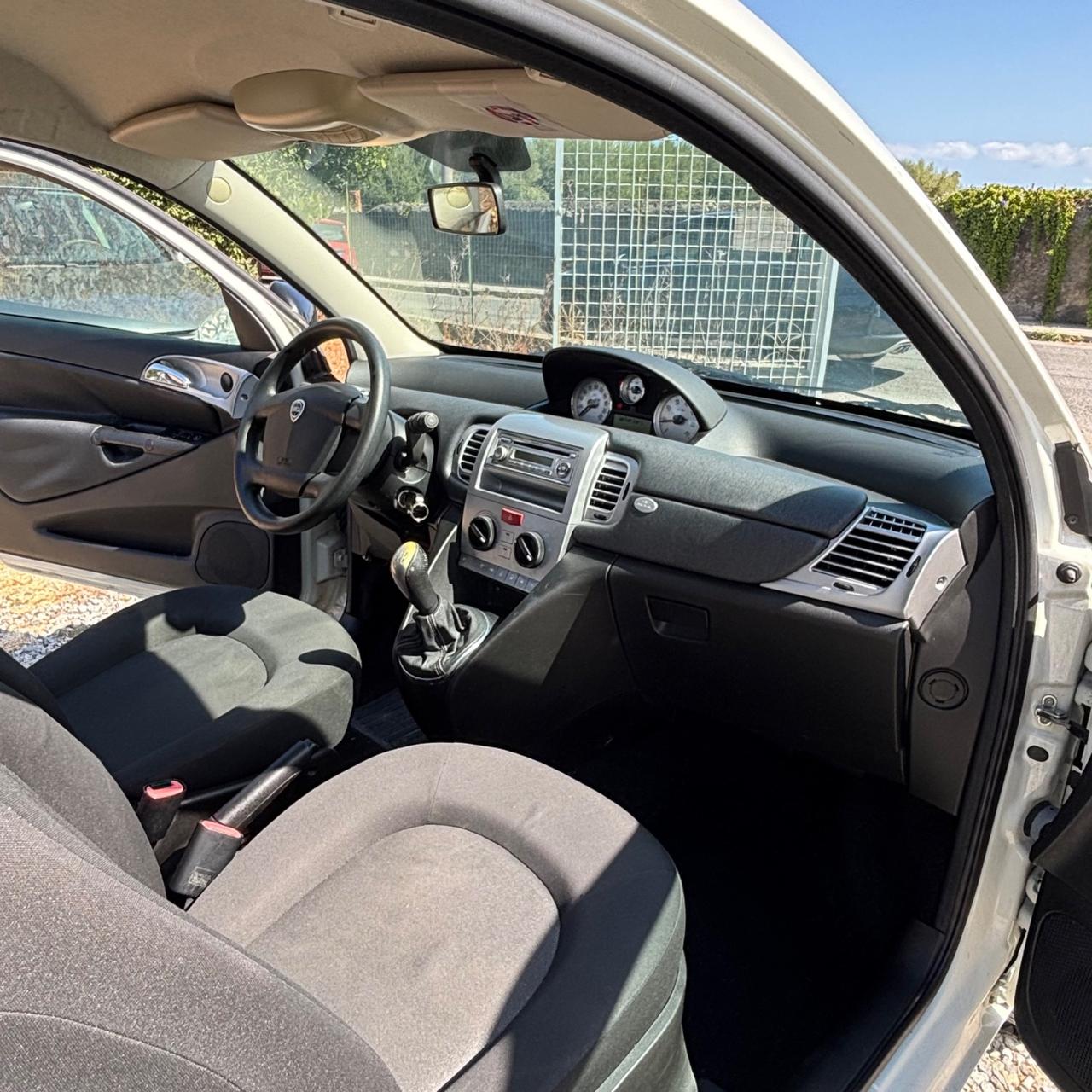 Lancia Ypsilon 1.3 MJT 75 CV Unyca