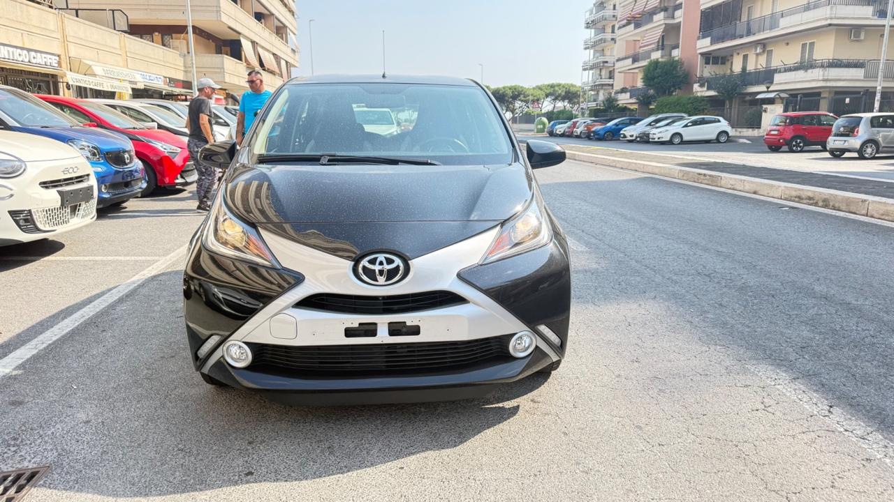Toyota Aygo 1.0 VVT-i 69 CV 5 porte x-PLAY LED CAR PLAY KAMERA PDC BLUETOOH CERCHI 16