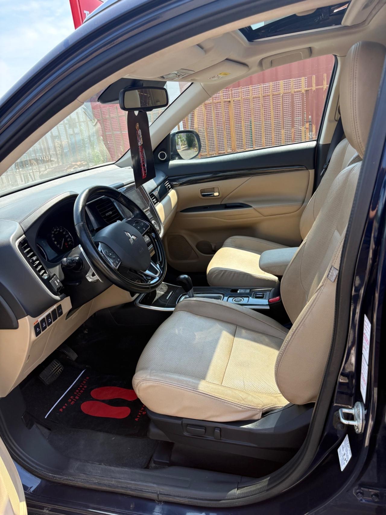 Mitsubishi Outlander 2.2 DI-D 4WD Instyle Plus SDA 7 posti