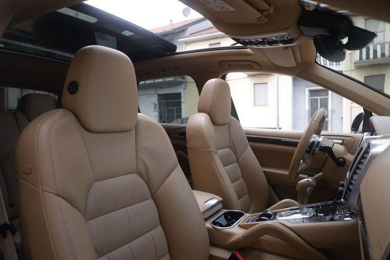 Porsche Cayenne Porsche Cayenne 3.0 tiptronic 184KW ANNO 2016