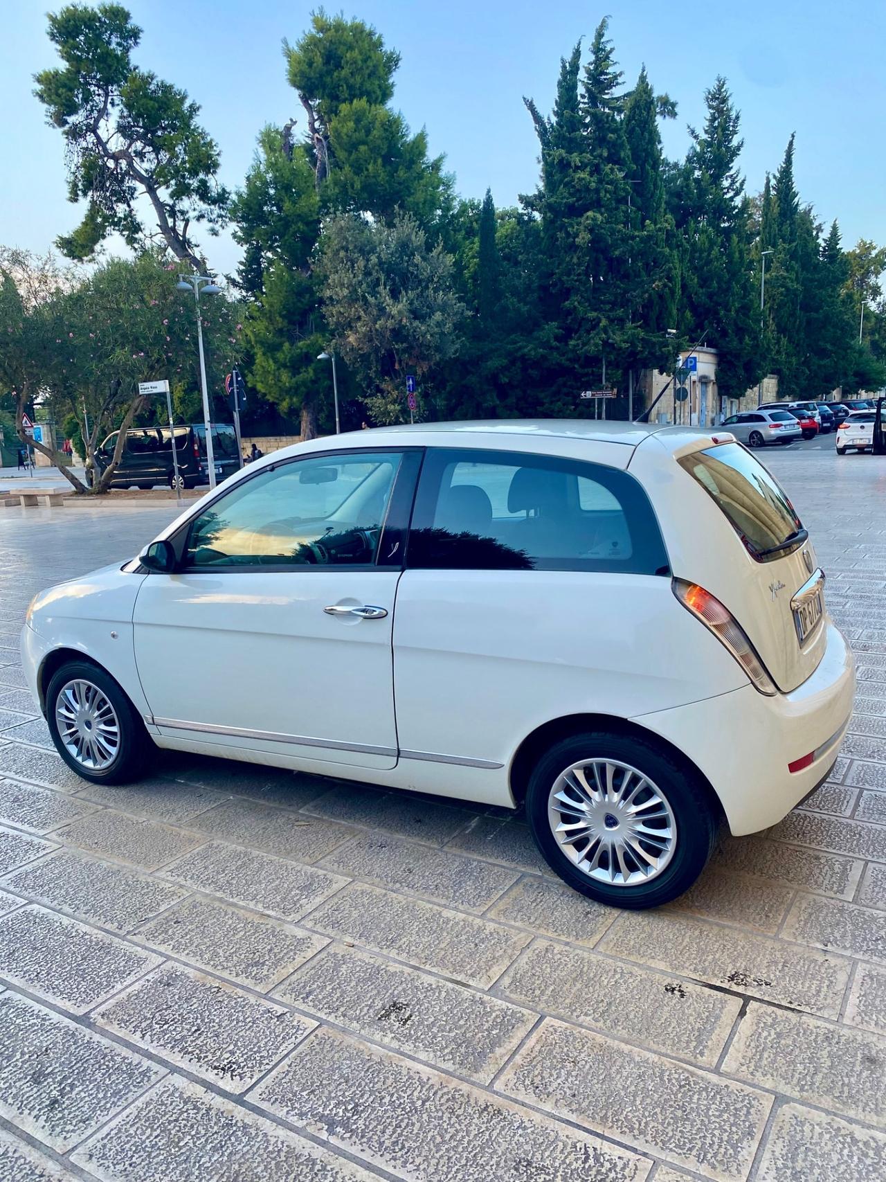 Lancia Ypsilon 1.3 MJT 90 CV Platino