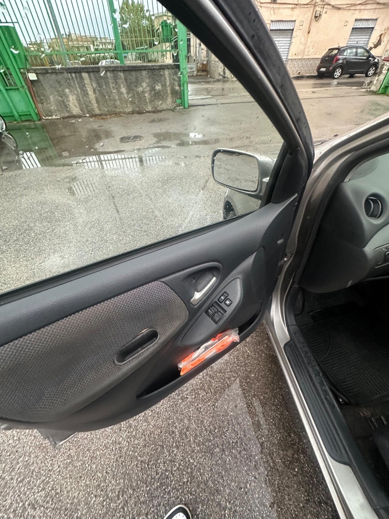 Toyota Yaris 1.0i 16V cat 5 porte Sol