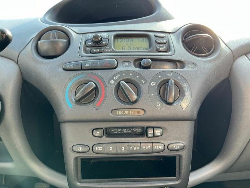 Toyota Yaris 1.0i 16V cat 5 porte Sol
