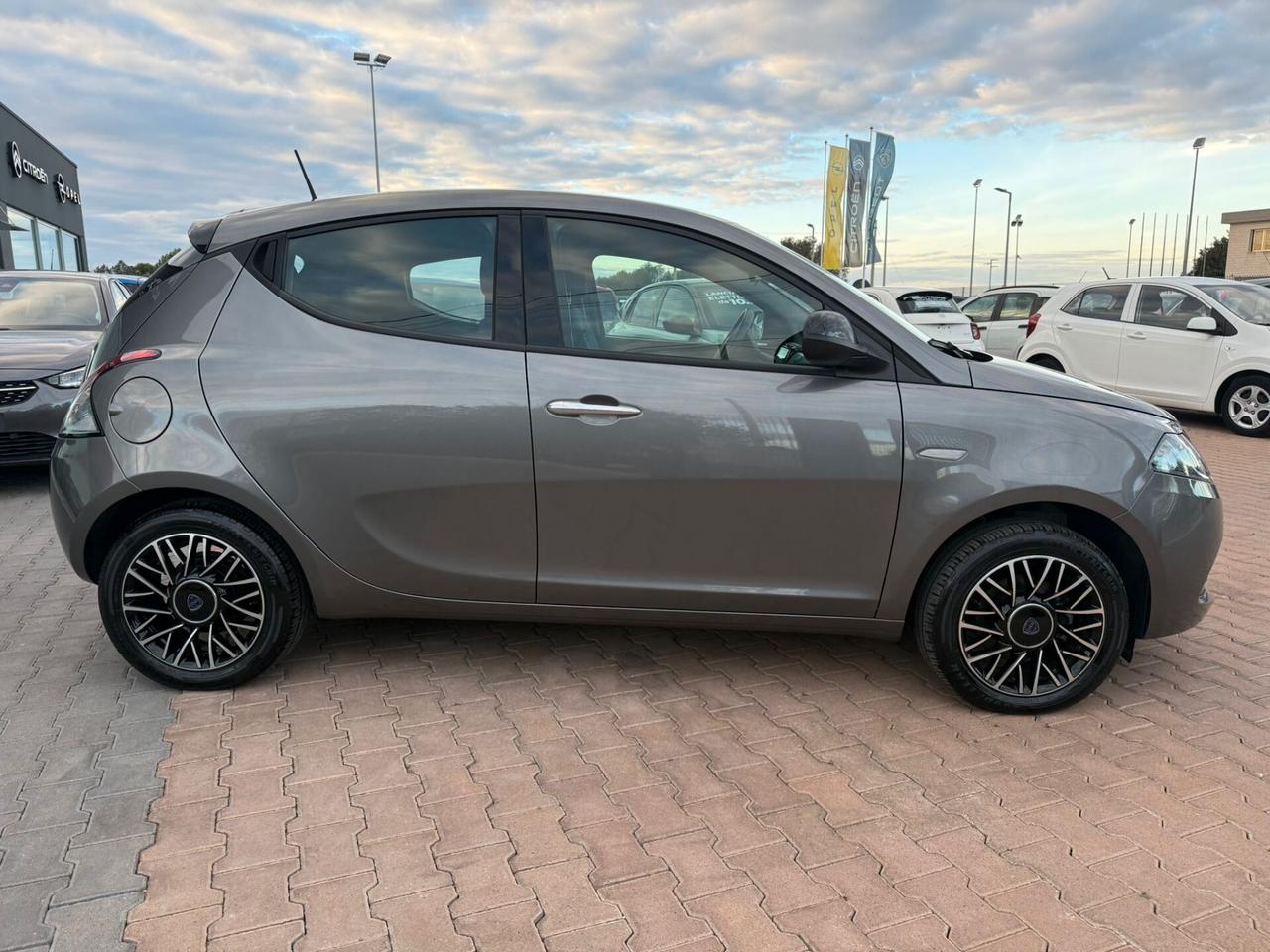 Lancia Ypsilon 1.0 FireFly 5 porte S&S Hybrid Platino