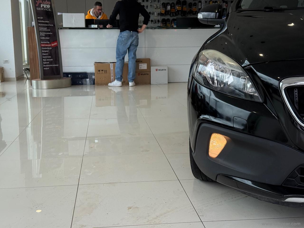 VOLVO V40 Cross Country D2 Summum