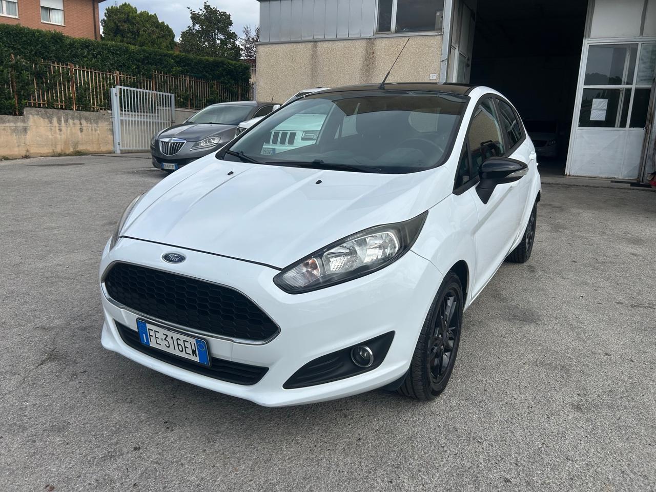 Ford Fiesta 1.5 TDCi Black & White Edition Euro 6B