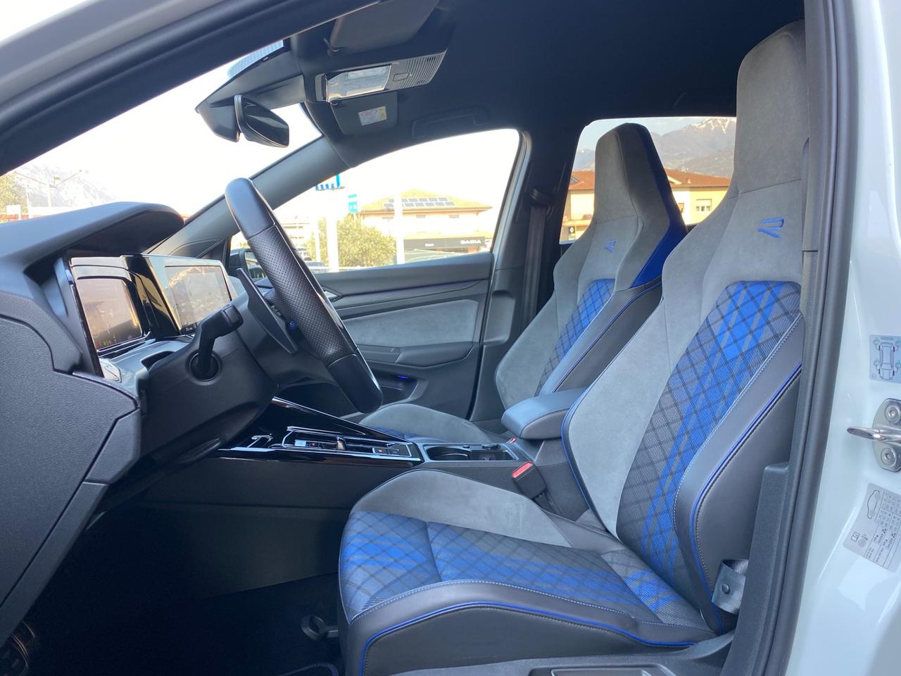 Volkswagen Golf 2.0 TSI DSG 4Motion R AKRAPOVIC PERFORMANCE PACK