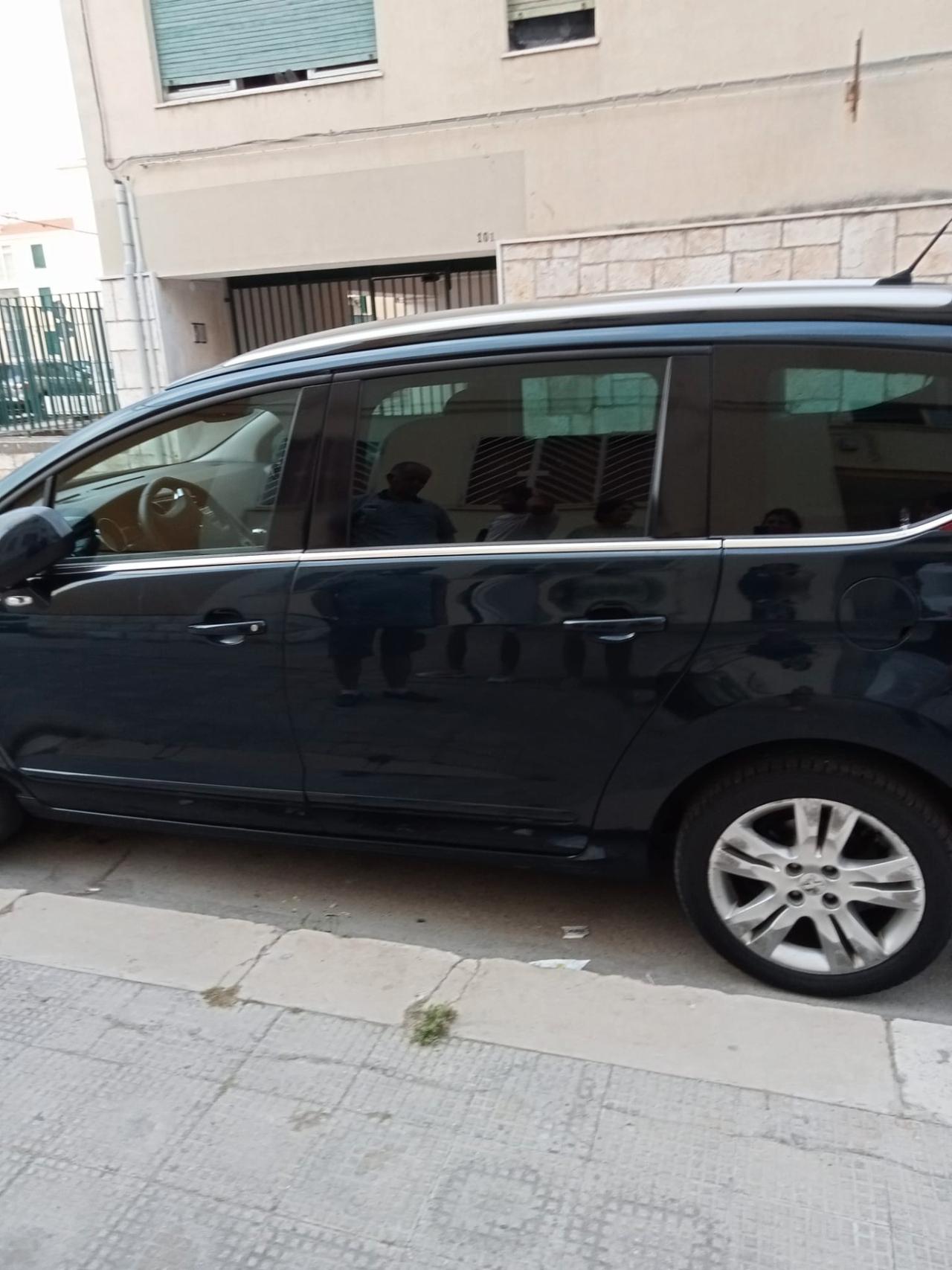 Peugeot 5008 2.0HDi 150CV Féline