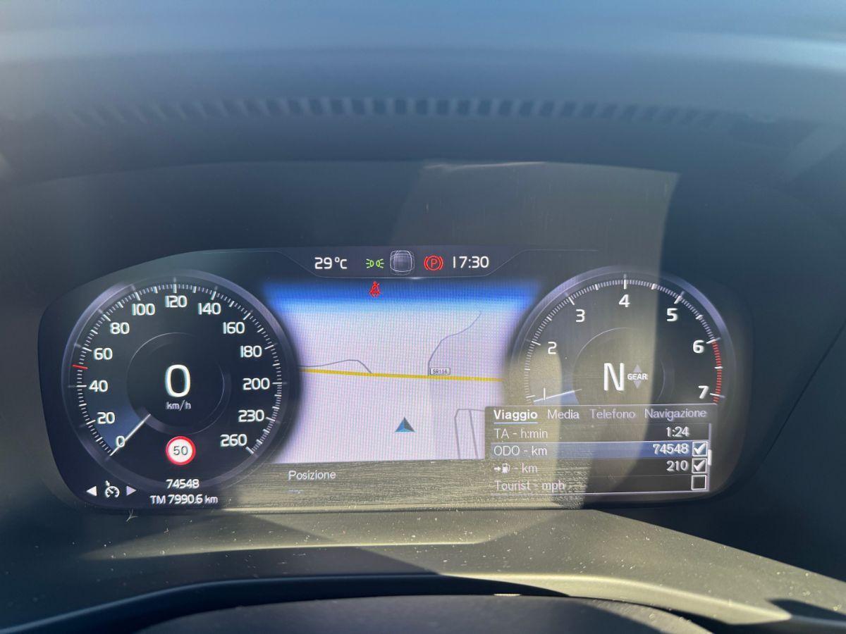 VOLVO - XC40 - T2 Momentum Pro