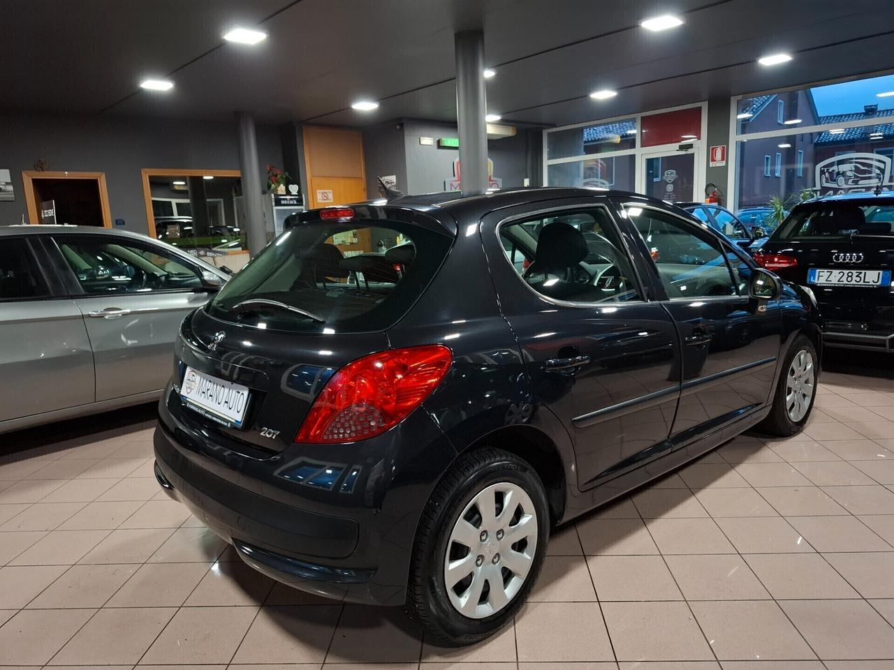 Peugeot 207 1.4 benzina Neopatentato