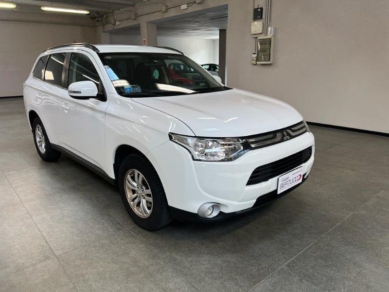 Mitsubishi Outlander 3�� serie 2.2 DI-D 2WD Intense