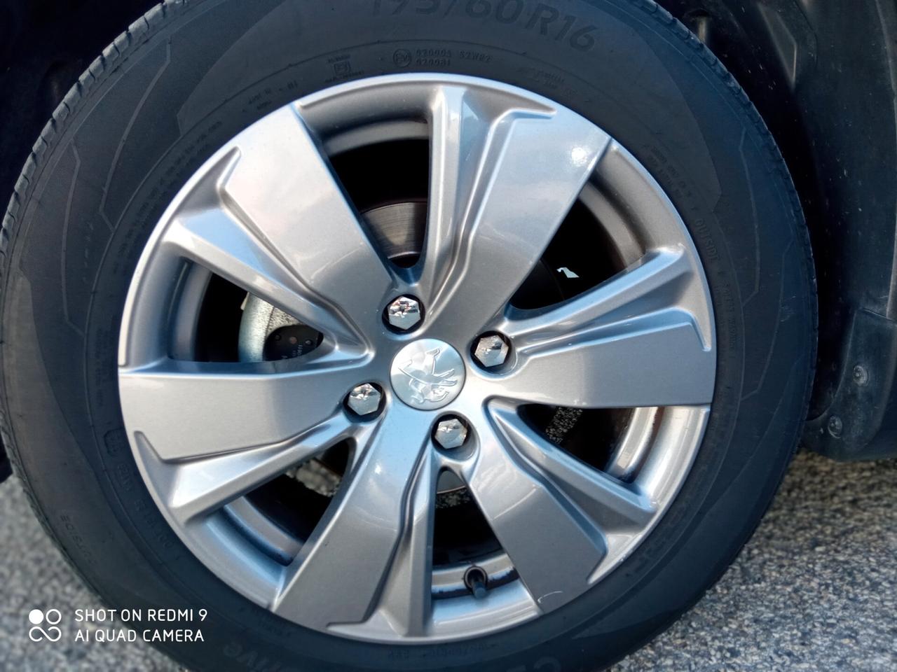 Peugeot 2008 BlueHDi 100 S&S Signature