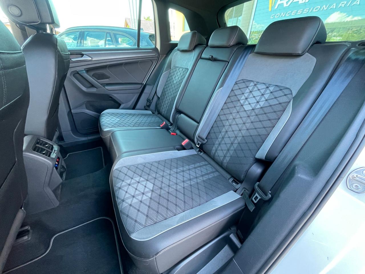 Volkswagen Tiguan R-LINE 2.0 TDI 150 CV SCR DSG 4MOTION GANCIO