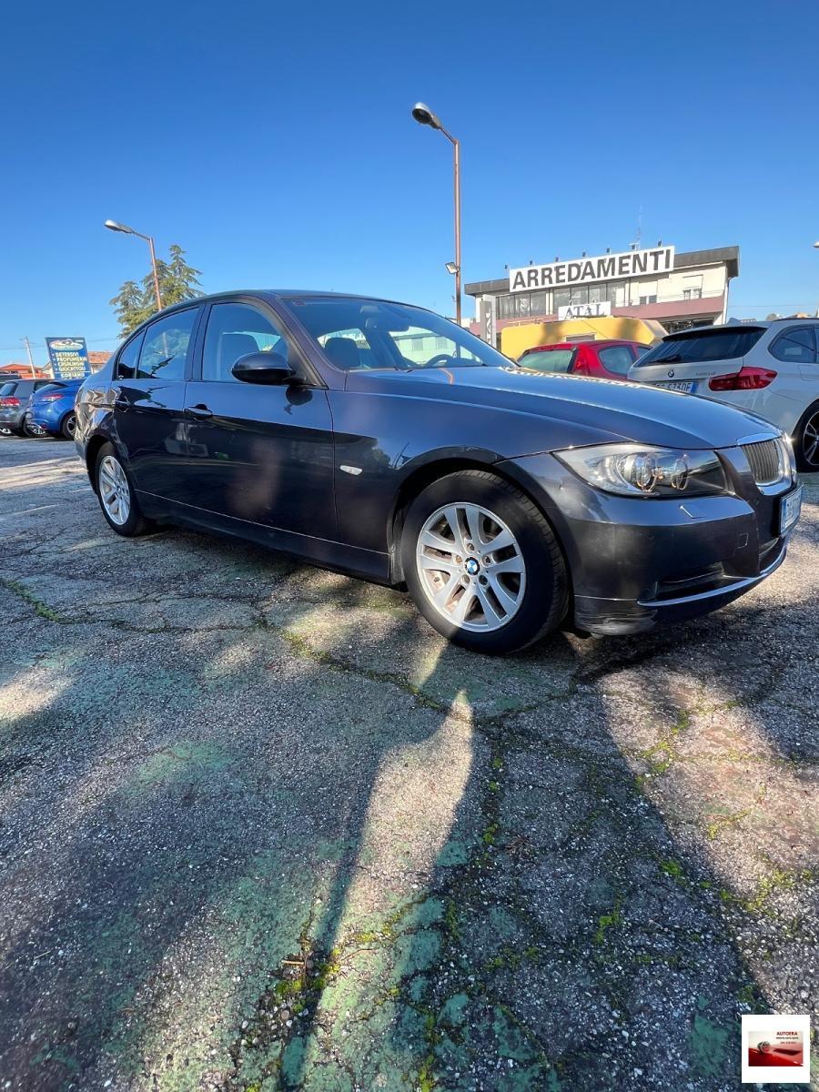 BMW - Serie 3 - 318i Attiva