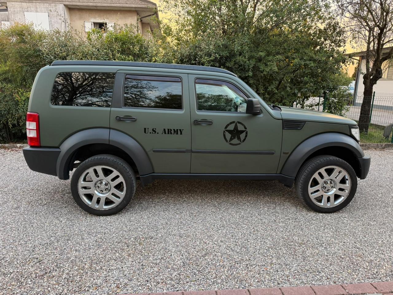 Dodge Nitro 2.8 CRD Automatico – Assetto Rialzato – 3 Set Ruote – Gancio Traino
