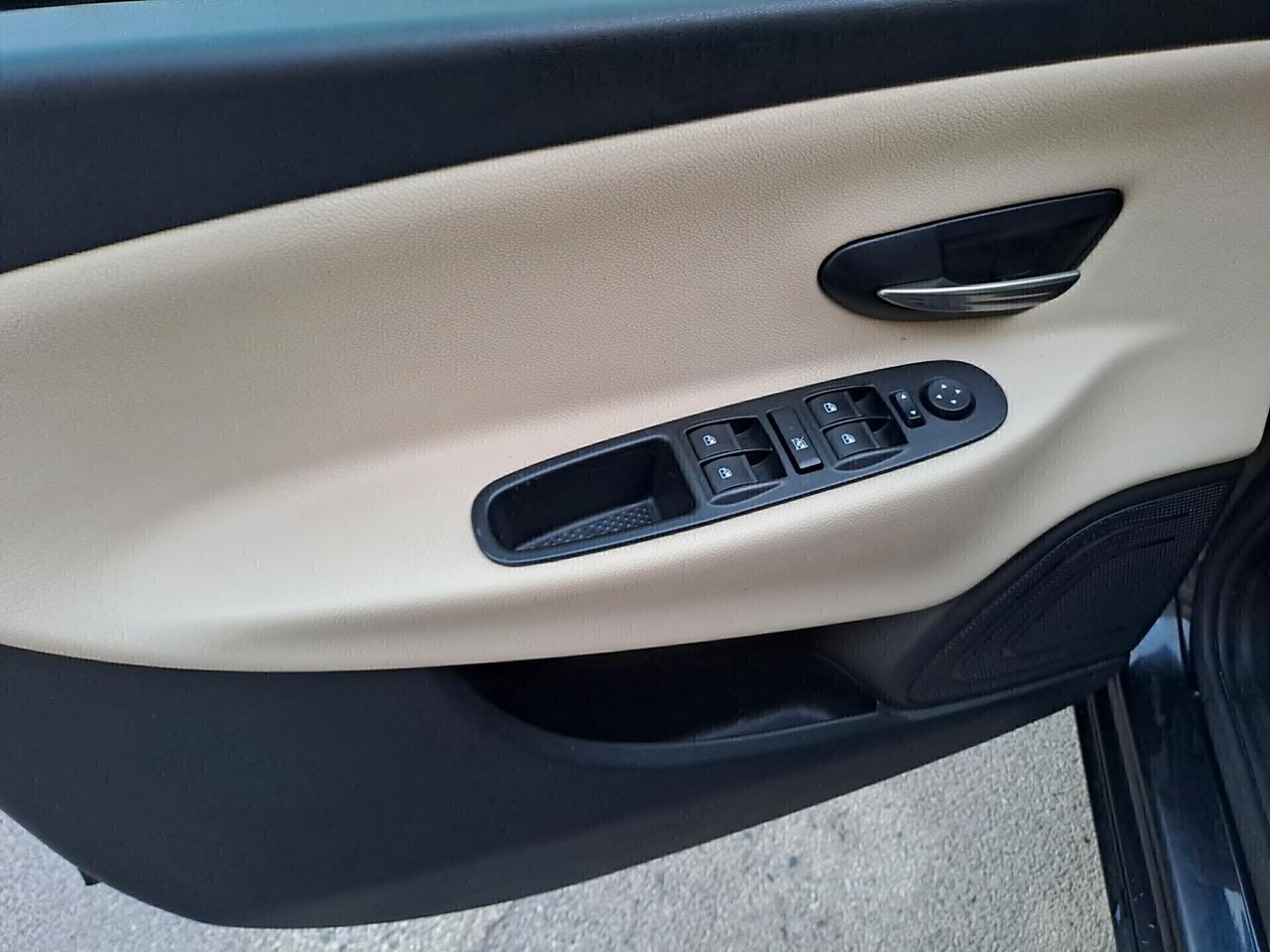 Lancia Ypsilon 0.9 TwinAir 85 CV 5 porte Metano Ecochic Gold