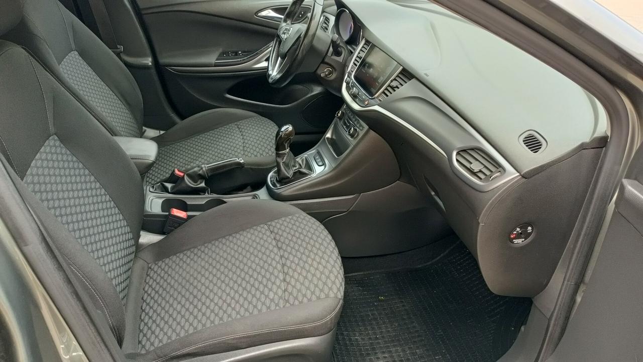 Opel Astra 1.6 Diesel anno 2017 navigatore