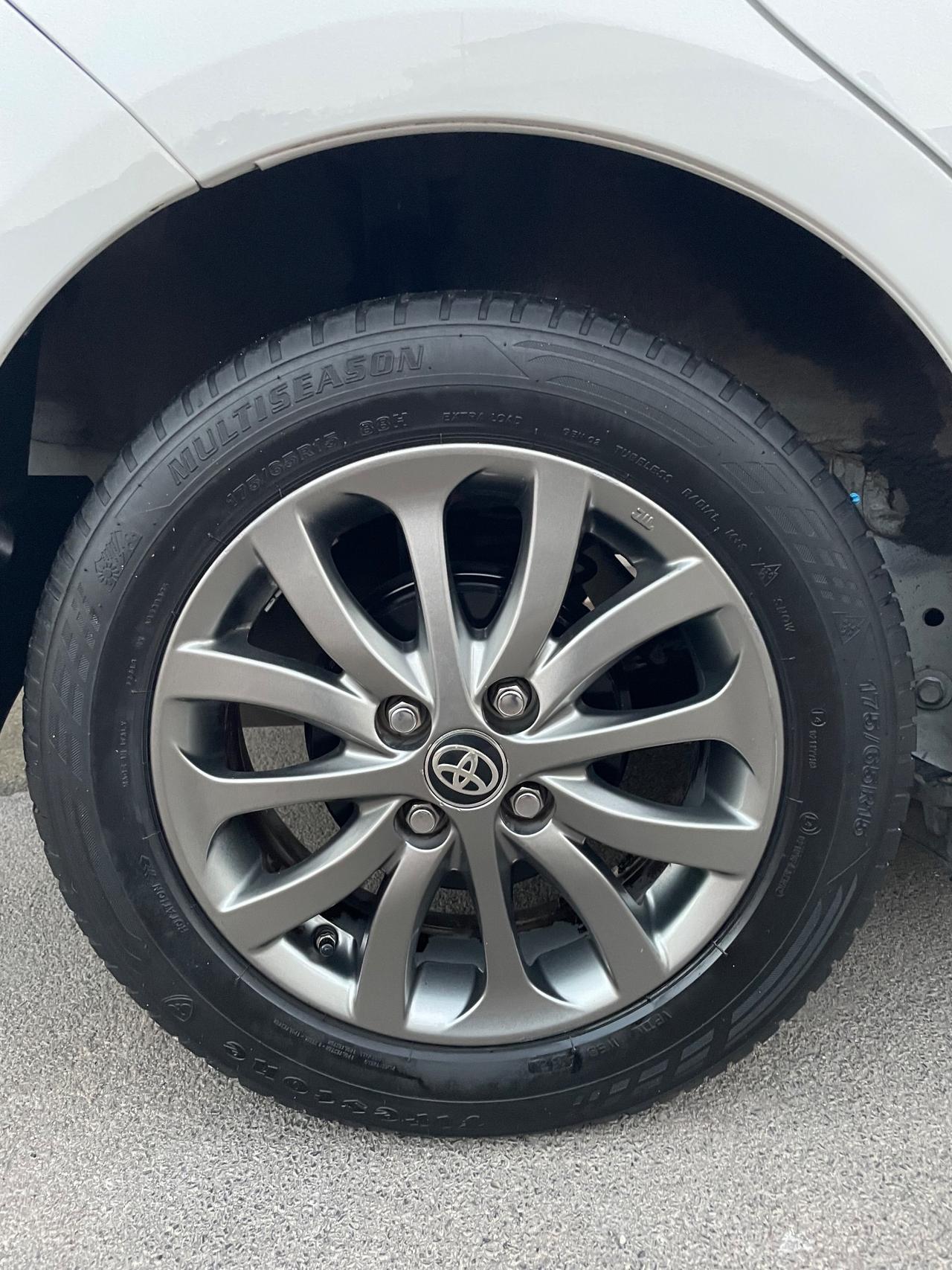 Toyota Yaris 1.0 5 porte Lounge Full navigatore retrocamera dal nord Italia