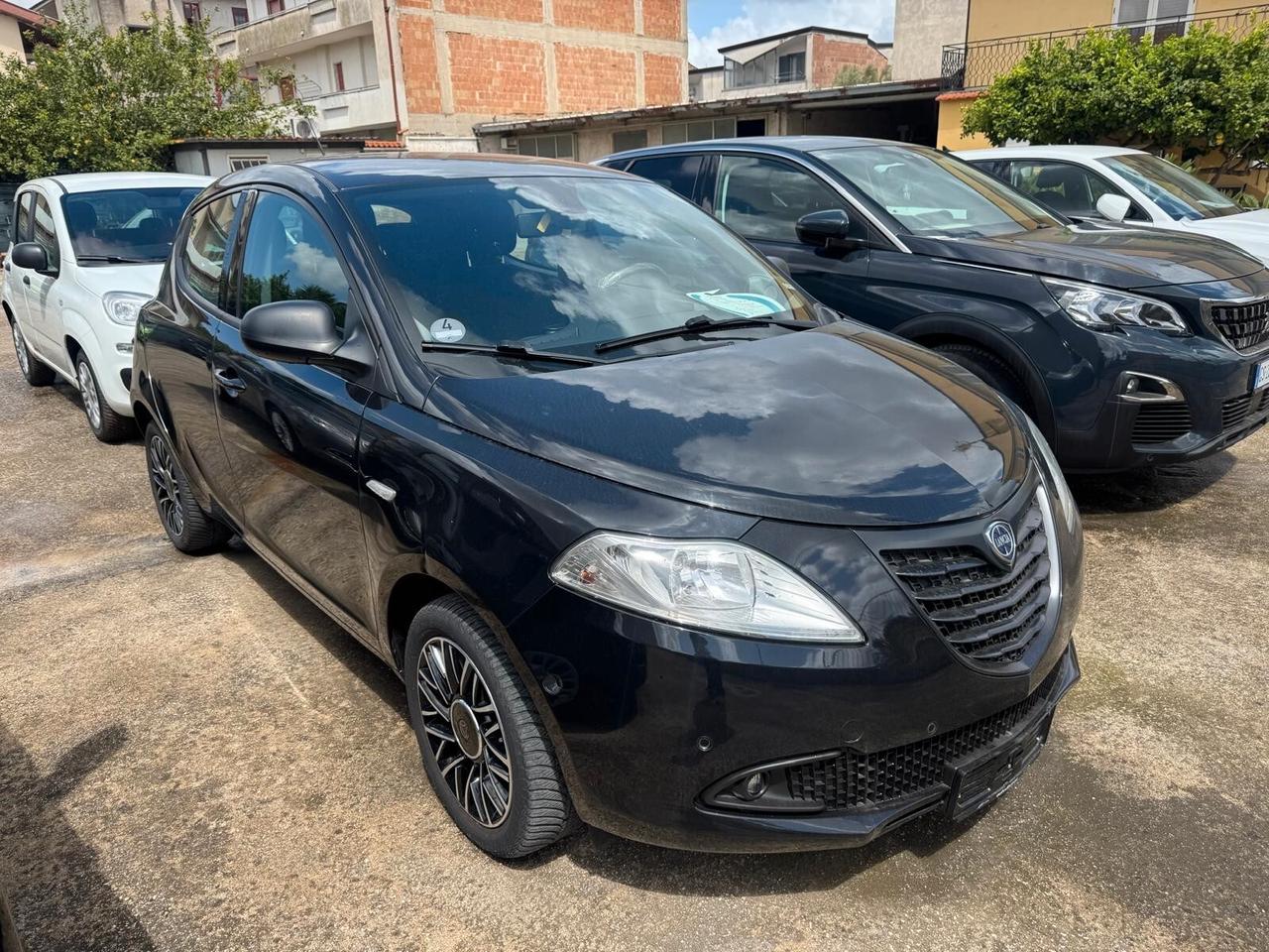 Lancia Ypsilon 1.2 69 CV Unyca MOMO DESIGN
