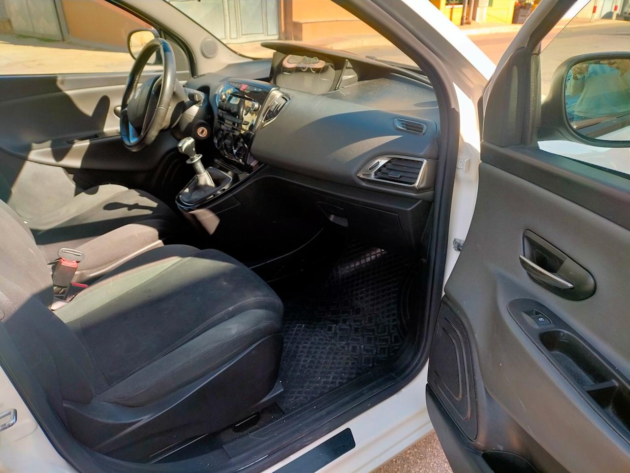 Lancia Ypsilon 1.2 69 CV 5 porte Silver