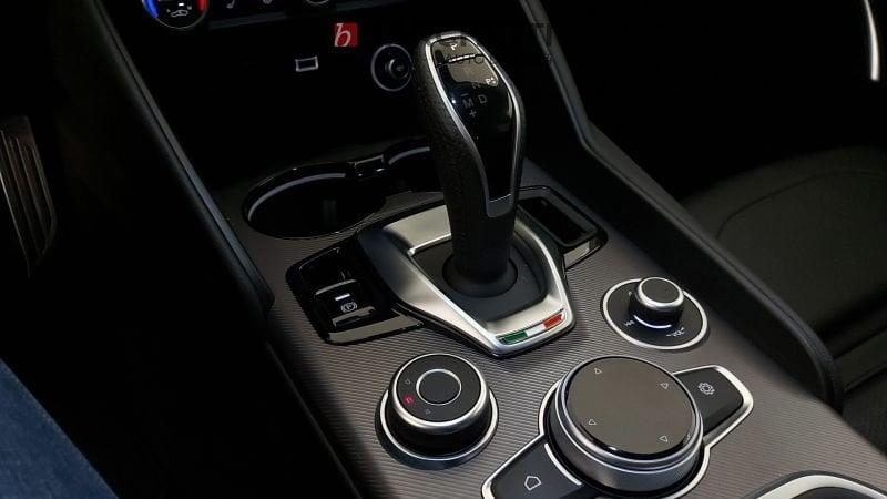Alfa Romeo Giulia VELOCE 2.2 TURBO DS 190CV AT8 E6D-TEMP