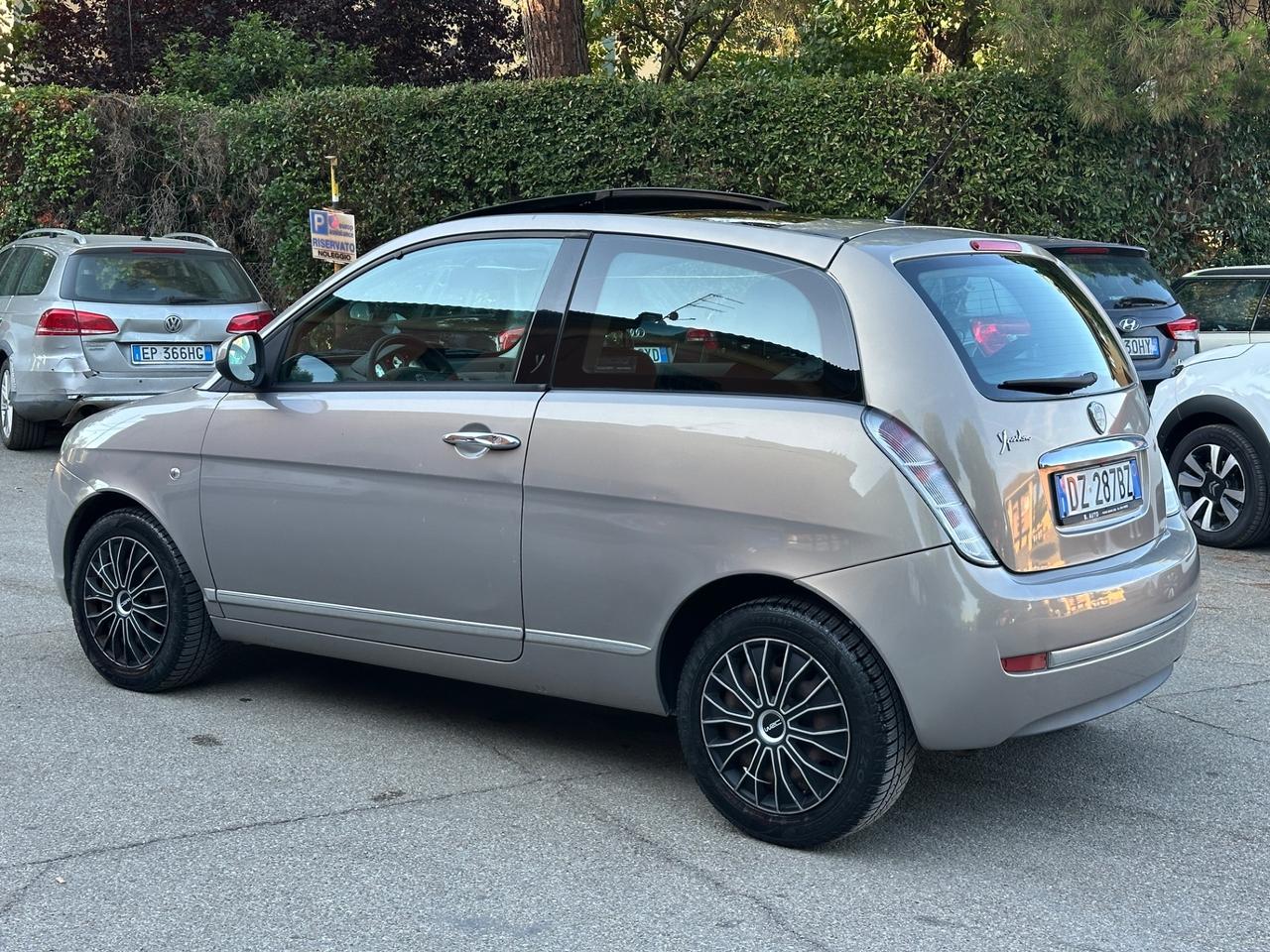Lancia Ypsilon 1.3 MJT 75 CV Versus