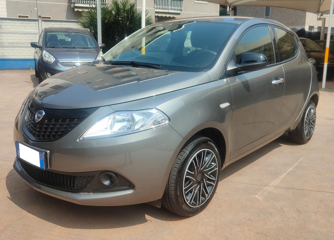 Lancia Ypsilon 1.0 Hybrid Oro