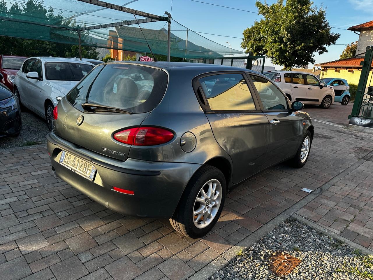 Alfa Romeo 147 1.6i 16V Twin Spark cat 5p. Distinctive