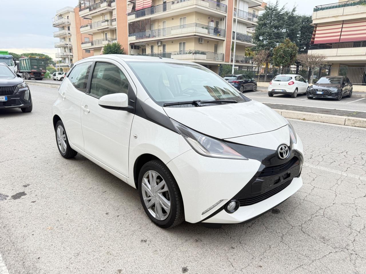 Toyota Aygo 1.0 VVT-i 72 CV 5 porte x-play LED NAVI KAMERA PDC BLUETOOTH CERCHI 16 CAR PLAY