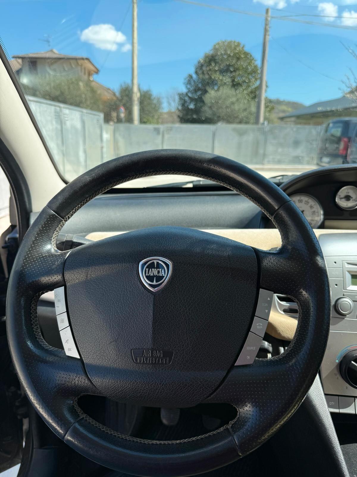 Lancia Ypsilon 1.3 MJT 75 CV Platino