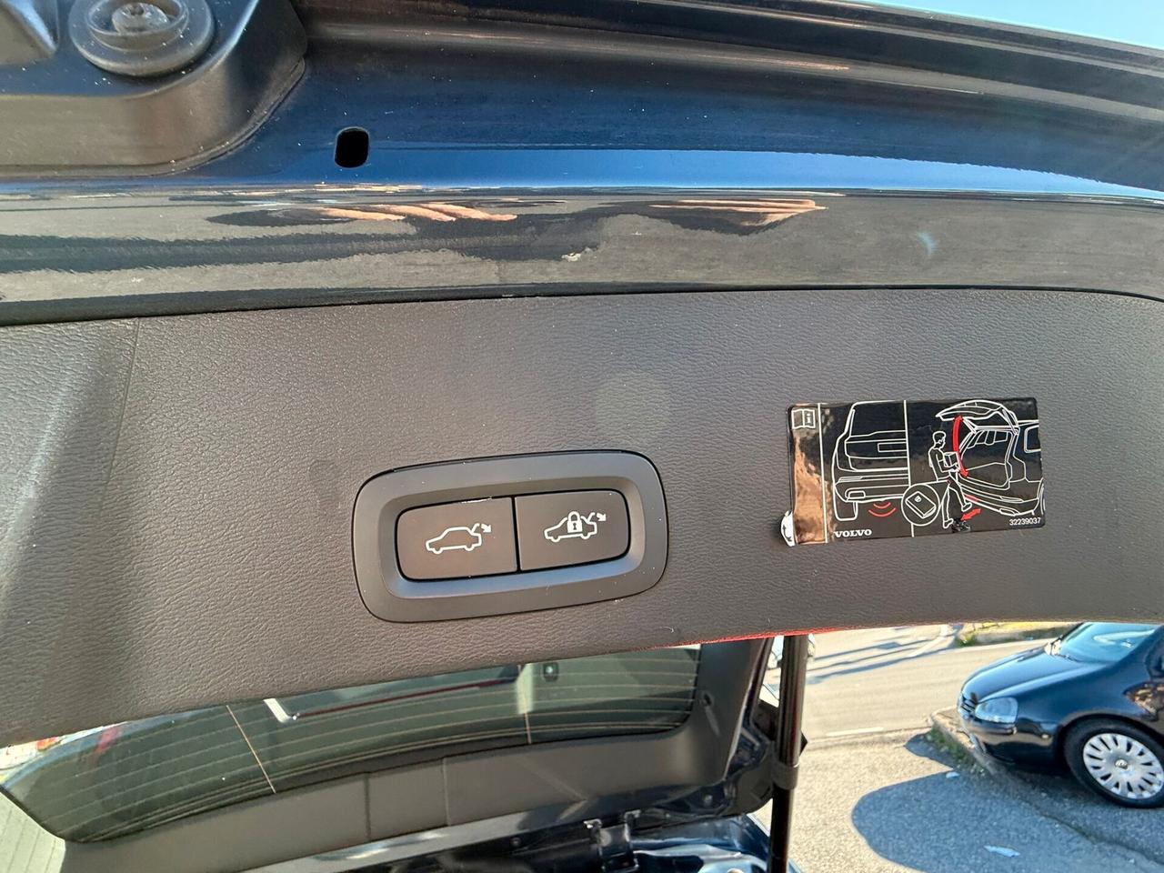 VOLVO XC40 MOMENTUM T2 1.5BENZINA 129CV AUTOMATICA EURO6B