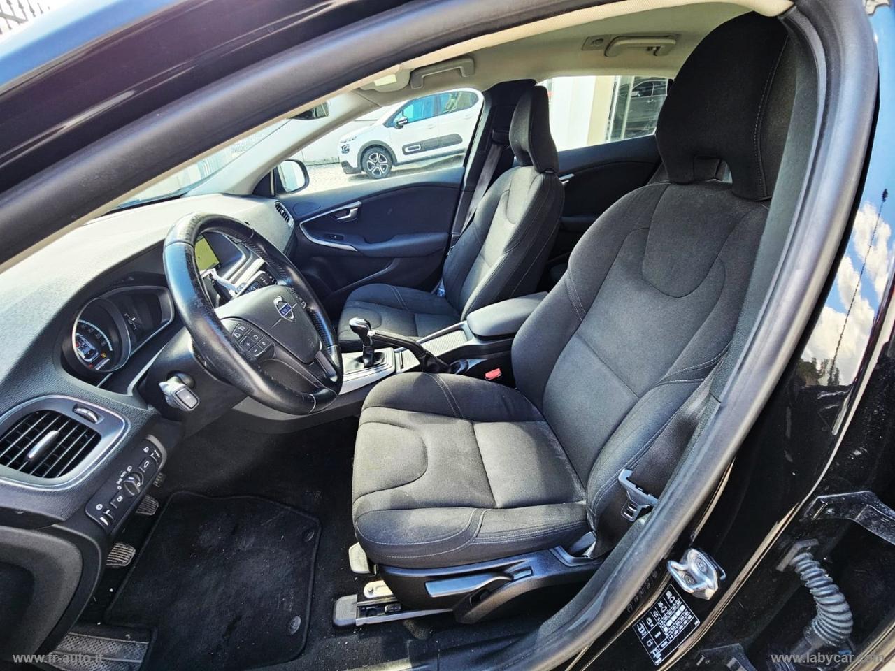 VOLVO V40 D2 R-design Momentum