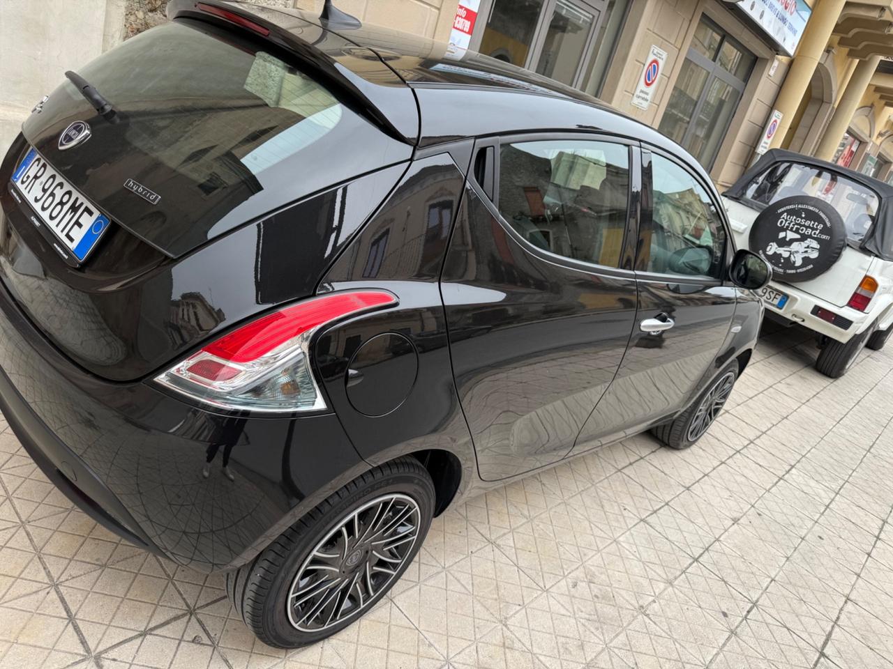 Lancia Ypsilon 1.0 FireFly 5 porte S&S Hybrid Ecochic Silver