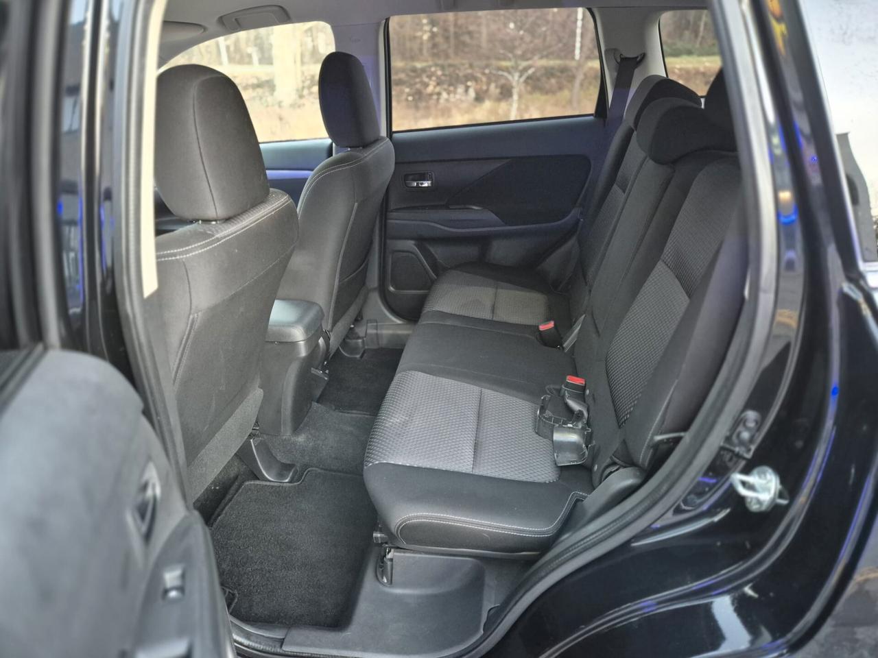 Mitsubishi Outlander 2.2 DI-D 2WD *7 POSTI*