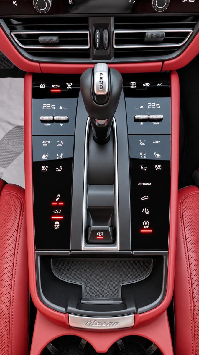 PORSCHE - Macan T