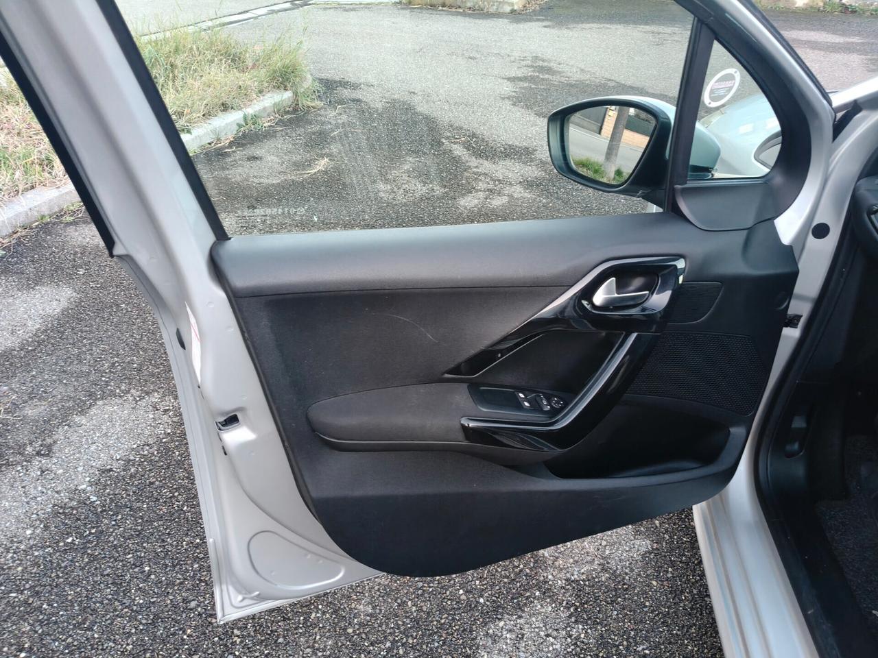 Peugeot 208 1.2 5 porte 2014 SOLO 137.000 KM