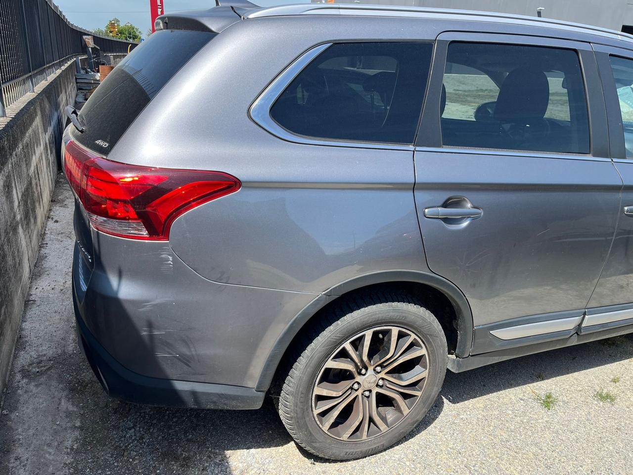 Mitsubishi Outlander 2.2 DI-D 4WD Instyle Plus SDA 7 posti