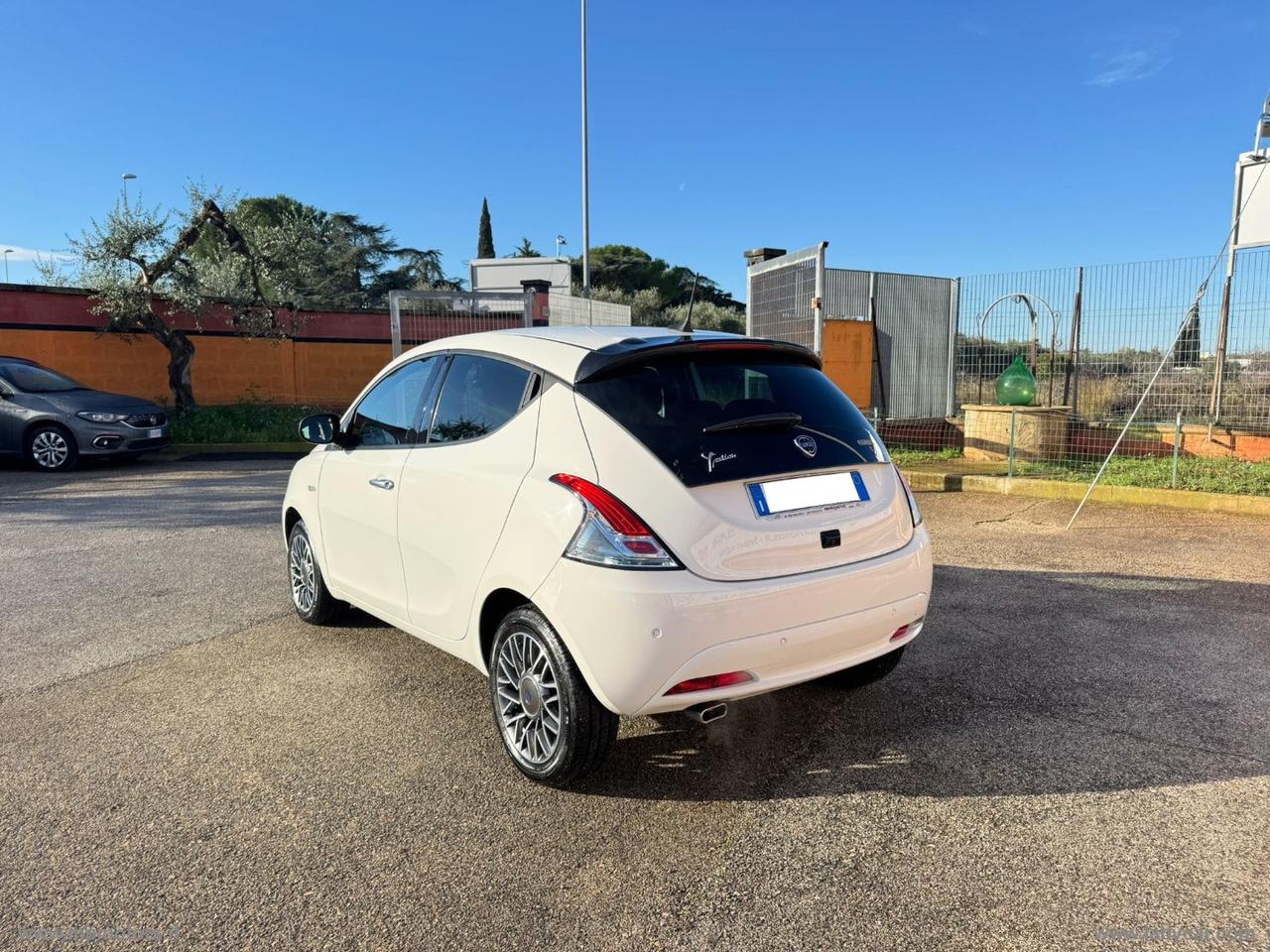 LANCIA YPSILON GOLD HYBRID 1.0 70CV IVA ESPOSTA