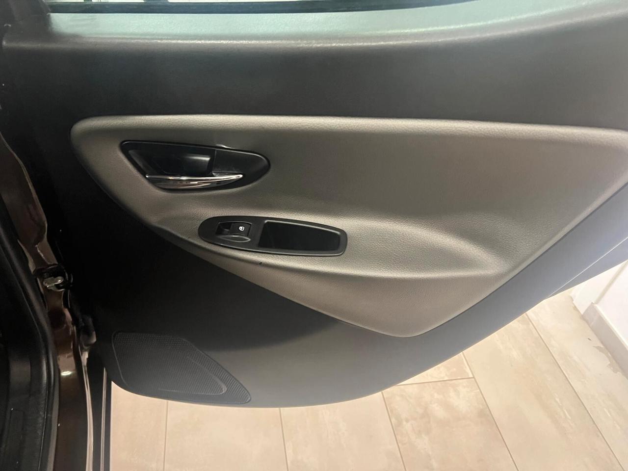 Lancia Ypsilon 0.9 TwinAir 85 CV 5 porte S&S Platinum