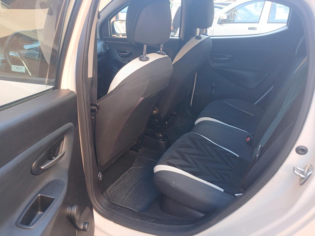 Lancia Ypsilon 0.9 TwinAir 85 CV 5 porte Metano Ecochic Platinum
