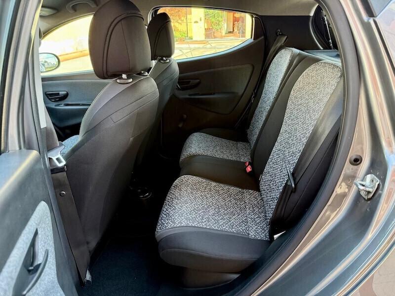 Lancia Ypsilon 1.0 FireFly 5 porte S&S Hybrid Ecochic Silver