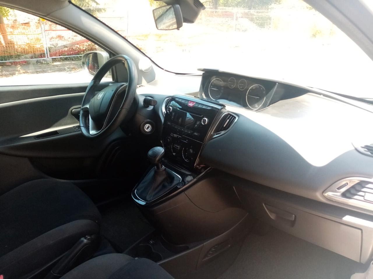 Lancia Ypsilon 0.9 TwinAir 85 CV 5 porte S&S Platinum