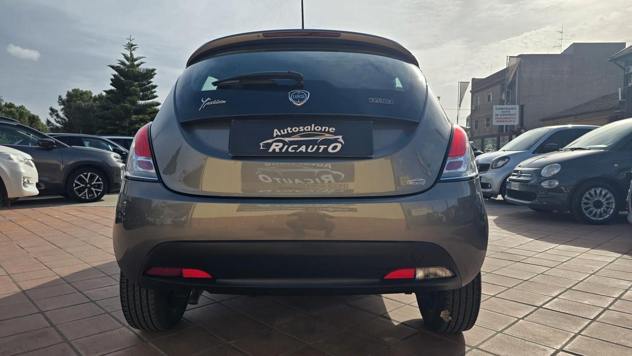 Lancia Ypsilon 1.0 FireFly 5 porte S&S Hybrid Ecochic Silver
