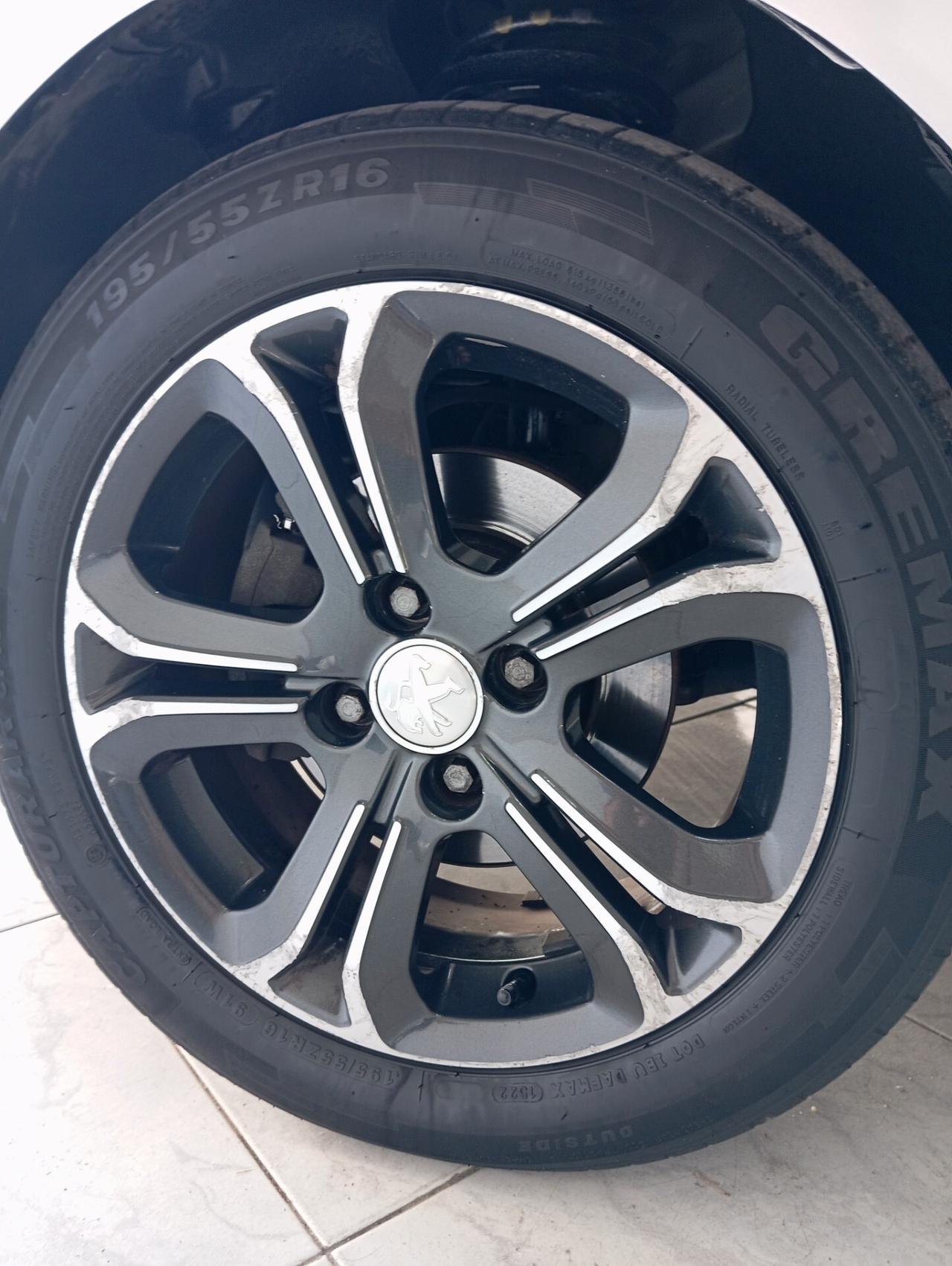 Peugeot 208 1.4 diesel 2015 CON GARANZIA