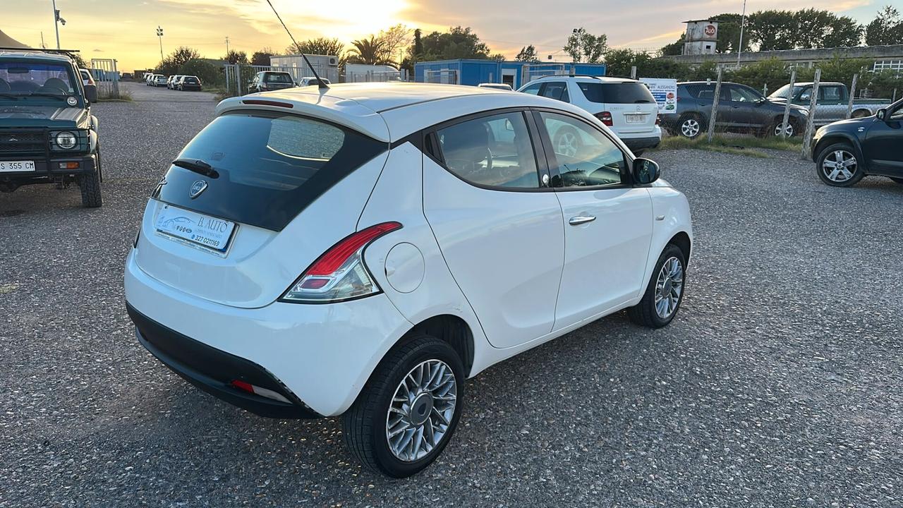 Lancia Ypsilon 0.9 TwinAir 85 CV 5 porte Metano Ecochic Silver